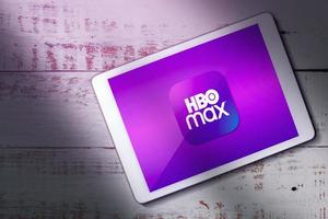 malaga - spanien - 21. dezember 2022 - draufsicht auf digitales tablet-streaming hbo auf dem bildschirm. hbo max app für filme und serien. foto