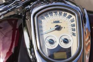 Motorrad-Armaturenbrett, Tachometer, Kraftstoffstand, Nahaufnahme foto