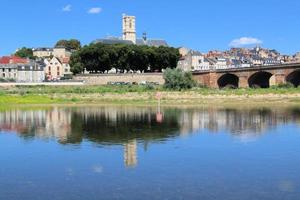 ein blick auf nevers in mittelfrankreich foto