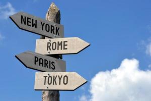 New York, Rom, Paris, Tokio - Wegweiser aus Holz foto