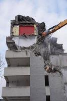 Hochhaus maschinell abgerissen und demontiert foto