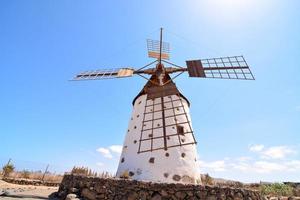 traditionelle Windmühle unter strahlend blauem Himmel foto