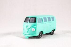 Volkswagen van Miniatur auf weißem Hintergrund foto