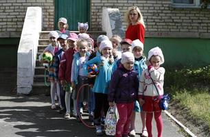 weißrussland, die stadt gomil, 16. mai 2016. kindergarten. Eine Gruppe von Kindern mit einem Lehrer geht spazieren. foto