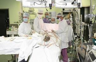 weißrussland, stadt gomil., 31. mai 2021. städtisches krankenhaus. chirurgischer Operationssaal in einem Krankenhaus mit Ärzten, die einen Mann operieren. foto