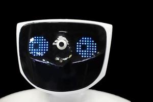 Robotergesicht mit elektronischen Augen auf schwarzem Hintergrund. foto