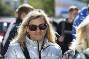 weißrussland, stadt gomil, 03. september 2021. die straßen der stadt. Porträt einer Frau mittleren Alters mit Sonnenbrille auf den Straßen der Stadt. foto