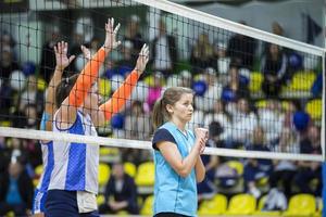 weißrussland, stadt gomil, 03. september 2021. volleyballwettbewerb. frauen unterschiedlichen alters spielen volleyball. foto