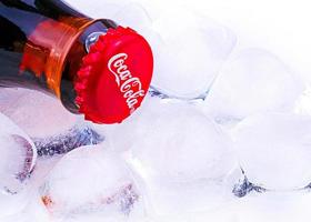 kamtschatka, russland - 16. juli 2023 - die klassische coca-cola-flasche mit eis foto