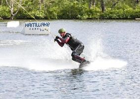 kamtschatka, russland - 10. juni 2021 - man Wakeboarden auf dem see in kamtschatka hinter dem boot foto