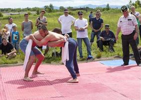 kamtschatka, russland - 10. juni 2021 - kampf gegen kuresh bei sabantuy im stadtpark. foto