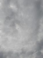 dunkler himmel mit wolken tagsüber auf der insel lombok, indonesien foto