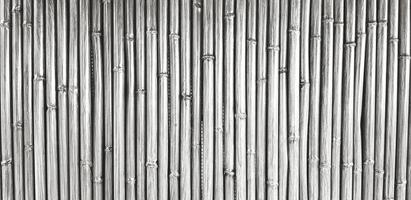 graue bambuswand für hintergrund in schwarz-weißer farbe. Musterkunst, Tapete, natürliches Material und Außendesignkonzept foto