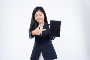porträt einer geschäftsfrau liest nachrichten, arbeitet auf ihrem digitalen tablet auf dem weg ins büro, geschäftsfrau porträt, hält ein tablet in der hand foto