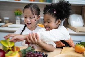 Das Kind spielt Obst. Kinder, die auf Spielzeugküchenkochen liegen. Kinder pädagogische, kreative Spiele. foto