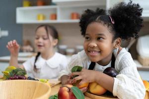 Das Kind spielt Obst. Kinder, die auf Spielzeugküchenkochen liegen. Kinder pädagogische, kreative Spiele. foto