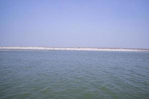 padma river bluewater und sandinsel mit blauem himmel schöne landschaftsansicht foto