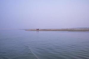 padma river bluewater und sandinsel mit blauem himmel schöne landschaftsansicht foto
