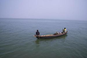 16. januar 2023 traditionelles fischerboot im padma fluss - bangladesch foto