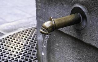 alter Brunnen mit Wasser foto