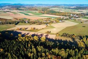 Bergdorf und landwirtschaftliche Felder, Luftbild. Naturlandschaft foto