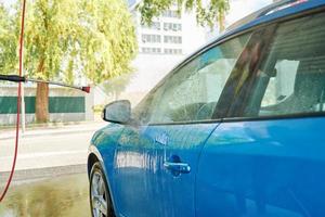 reinigungsauto mit hochdruckwasser an der autowaschstation foto