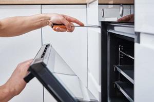 Handwerker installieren Backofen in der Küche foto