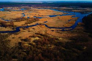 überlaufender Fluss im Tal, Luftbild foto