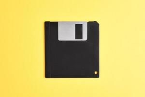 Diskette auf gelbem Hintergrund foto