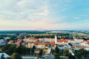 stadtbild einer kleinen europäischen stadt, luftbild foto