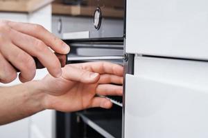 Handwerker installieren Backofen in der Küche foto