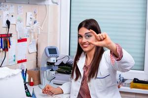 gesundheitswesen, medizin und visionskonzept. professionelles augenheilkundeinstrument in klinikbüro und optik. foto