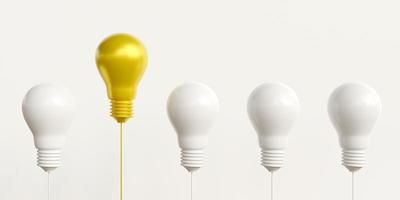 Die markante goldene Glühbirne schwebt über der weißen Glühbirne. Konzept von talentierter Führung und herausragenden Ideen, ausgewählte gute Ideen, Innovation und Inspiration. mit Kopie foto