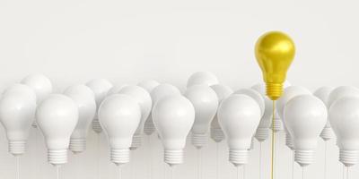 Die markante goldene Glühbirne schwebt über der weißen Glühbirne. Konzept von talentierter Führung und herausragenden Ideen, ausgewählte gute Ideen, Innovation und Inspiration. mit Kopie foto