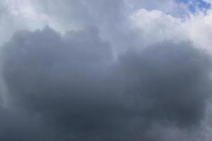 stürmisches Wetter und dunkle Wolken foto