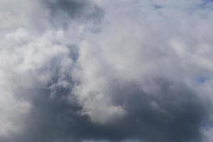 stürmisches Wetter und dunkle Wolken foto