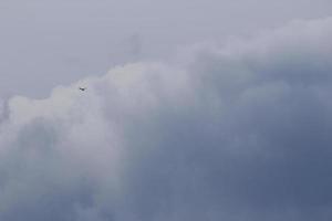 stürmisches Wetter und dunkle Wolken foto