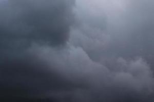 stürmisches Wetter und dunkle Wolken foto