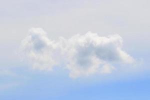 klarer blauer Himmel und weiße Wolken foto