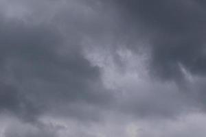 stürmisches Wetter und dunkle Wolken foto