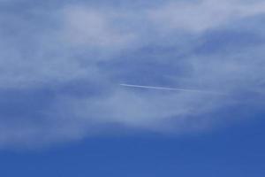 klarer blauer Himmel und weiße Wolken foto