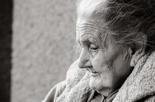 Porträt einer sehr alten, faltigen Frau foto