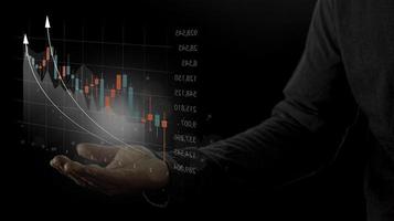 geschäftsmann verwendet virtuelle zunehmende technische grafik und pfeil nach oben für die händleranalyse. Aktien, Kryptowährungs-Chart-Händler, Handel, Investition. foto