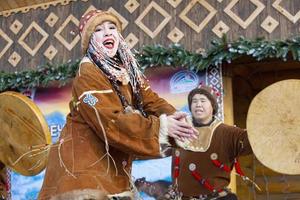 kamtschatka, russland - 10. juni 2021 - volksensembleaufführung im kleid der indigenen bevölkerung von kamtschatka. selektiver Fokus foto