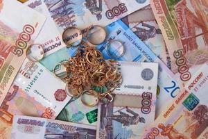 Schmuck auf dem Hintergrund russischer Rubel. foto