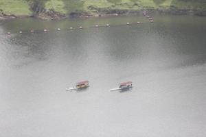 Foto eines Bootes mitten auf einem See bei Tag