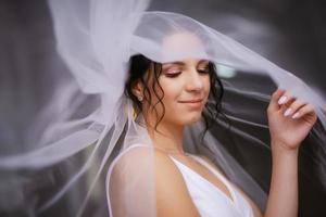 Vorbereitungen für die Braut mit dem Anziehen des Hochzeitskleides foto