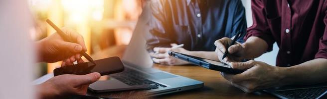 Aufnahme von zwei Geschäftsfrauen, die gemeinsam an einem digitalen Tablet arbeiten. kreative weibliche führungskräfte treffen sich in einem büro mit tablet-pc und lächeln. foto