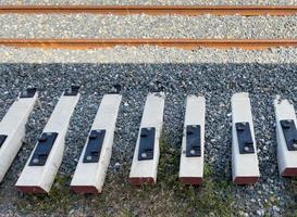 Die neuen Bahnschwellen werden neben der Bahn verlegt. foto