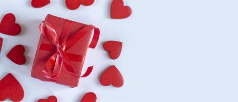 banner glücklicher valentinstag. Valentinstag-Banner. Geschenk mit roten Herzen. Banner. Platz kopieren foto